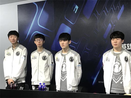 并在防守端 并在防守端